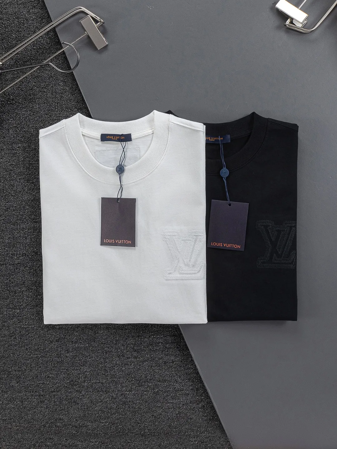 🅿️200 Louis Vuitton 1V LV micro-wide version S-XL LV 26ss new products are available at the counter simultaneously. Multiple craftsmanship. Three-dimensional small logo letters on the chest🪡 embroidery + multi-label four-leaf clover on the back🍀🪡 embroidery. Round neck short-sleeved T-shirt, same style for men and women! Consigned to one-to-one creation. Synchronized with the official website, pure cotton fabrics at the counter! It is close to the skin and comfortable, durable and easy to wear. It has a classic and simple logo design and meticulous original craftsmanship. Short-sleeves, a must-have item for men, do not appear to be the same for the general public, but must be unique and eye-catching. This LV short-sleeve is all about quality, comfort, the same shape and fashion as always, including fabrics and cutting techniques. All of them have been made with great effort! 320 grams of washed pure cotton fabric, pure cotton is breathable, very refreshing and comfortable for daily wear. The rib knitting on the neckline is smooth and tight, and the neckline will not be skewed if you toss it at will. The loose version, you will find that it looks really good on the upper body. The overall is minimalist and neat, super versatile for daily use! Pair it casually with a pair of pants for a youthful look. A T-shirt will make your outfit crazy. It is a fashionable item that can never go wrong! Color: Black White Size: S-XL Size chart: S: Shoulder width 50-Bust 56-Length 70 M: Shoulder width 52-Bust 57-Length 72 L: Shoulder width 54-Bust 59-Length 74 XL: Shoulder width 56-Bust 62-Length 76